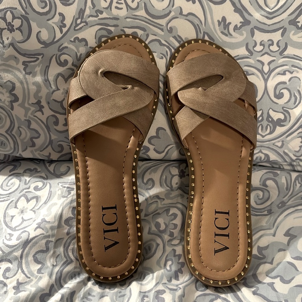 Vici "Sugar" Sandals Slides Tan Faux Leather - size 6.5